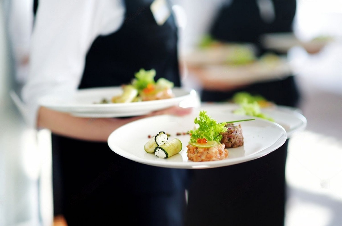 angajarea unui furnizor de servicii de catering care va face din evenimentul tău un succes